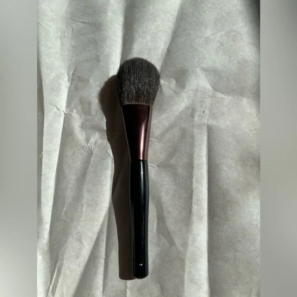 Shiseido The Makeup Powder Brush Soft Squirrel Hair, No Box - Picture 2 of 3
